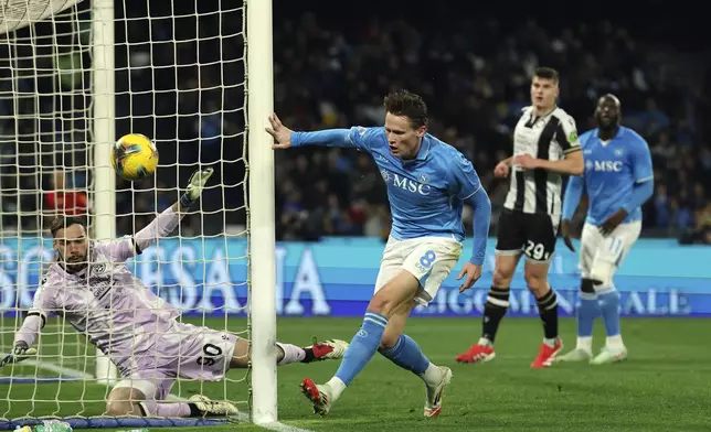 Napoli's Scott McTominay, center, in action during the Serie A soccer match between Napoli and Udinese at the Diego Armando Maradona Stadium in Naples, Italy, Sunday, Feb. 9, 2025. (Alessandro Garofalo/LaPresse via AP)