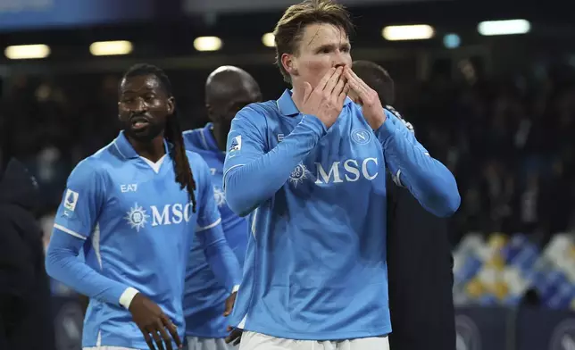 Napoli's Scott McTominay celebrates scoring his side's opening goal during the Serie A soccer match between Napoli and Udinese at the Diego Armando Maradona Stadium in Naples, Italy, Sunday Feb. 9, 2025. (Alessandro Garofalo/LaPresse via AP)