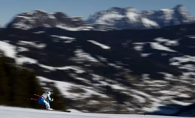 United States' Lindsey Vonn speeds down the course during a women's downhill training, at the Alpine Ski World Championships, in Saalbach-Hinterglemm, Austria, Wednesday, Feb. 5, 2025. (AP Photo/Gabriele Facciotti)