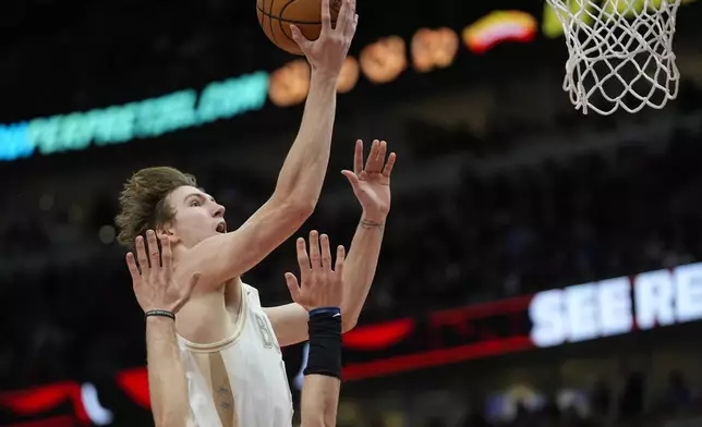 Chicago Bulls forward Matas Buzelis goes to the basket during the first half of an NBA basketball game against the Golden State Warriors, Saturday, Feb. 8, 2025, in Chicago. (AP Photo/Erin Hooley)