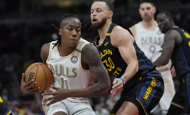 Golden State Warriors guard Stephen Curry (30) guards against Chicago Bulls guard Ayo Dosunmu (11) during the first half of an NBA basketball game Saturday, Feb. 8, 2025, in Chicago. (AP Photo/Erin Hooley)