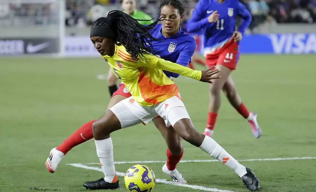 Colombia defender Yirleidis Minota, left, blocks out United States forward Yazmeen Ryan, right during the SheBelieves Cup women's soccer tournament, Thursday, Feb. 20, 2025, in Houston. (AP Photo/Michael Wyke)