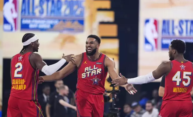 New York Knicks center Karl-Anthony Towns, center, celebrates with Oklahoma City Thunder guard Shai Gilgeous-Alexander and Cleveland Cavaliers guard Donovan Mitchell during the NBA All-Star basketball game Sunday, Feb. 16, 2025, in San Francisco. (AP Photo/Godofredo A. Vásquez)