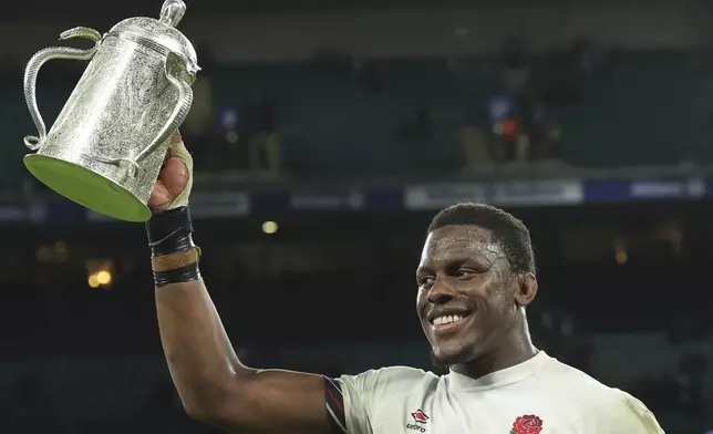 England's Maro Itoje celebrates with the Calcutta Cup after winning the Six Nations rugby union match between England and Scotland at Twickenham in London, Saturday, Feb. 22, 2025. (AP Photo/Ian Walton)