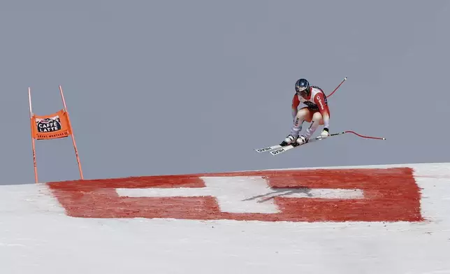 Switzerland's Franjo von Allmen speeds down the course during an alpine ski, men's World Cup downhill, in Crans Montana, Switzerland, Saturday, Feb. 22, 2025. (AP Photo/Gabriele Facciotti)
