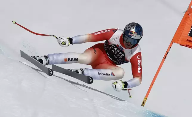 Switzerland's Franjo von Allmen speeds down the course during an alpine ski, men's World Cup downhill, in Crans Montana, Switzerland, Saturday, Feb. 22, 2025. (AP Photo/Gabriele Facciotti)