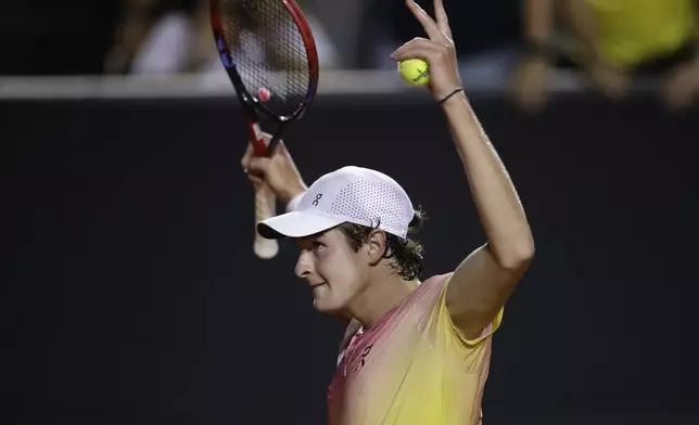 Brazil's Joao Fonseca reacts during a match against France's Alexandre Muller at the Rio Open tennis tournament in Rio de Janeiro, Tuesday, Feb. 18, 2025. (AP Photo/Bruna Prado)