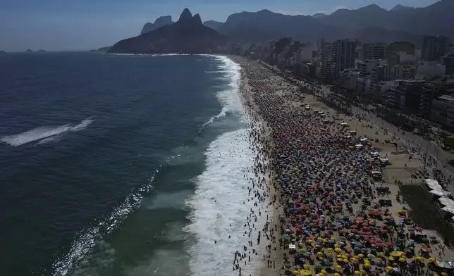 Beachgoers flock to Ipanema beach during summer in Rio de Janeiro, Sunday, Feb. 16, 2025. (AP Photo/Bruna Prado)