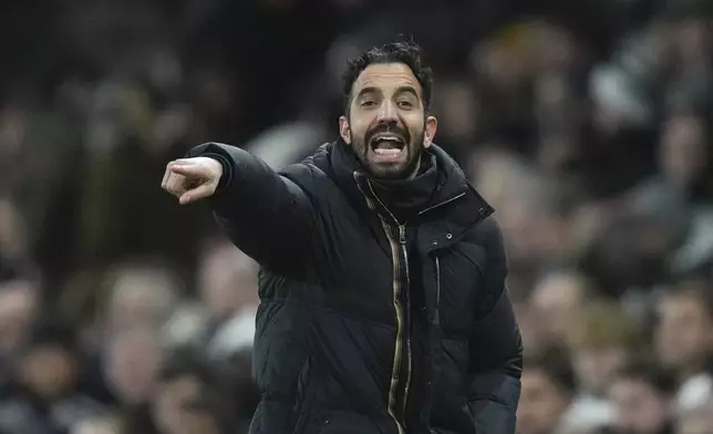Manchester United's head coach Ruben Amorim gives instructions during the English Premier League soccer match between Fulham and Manchester United at Craven Cottage stadium in London, Sunday, Jan. 26, 2025. (AP Photo/Kirsty Wigglesworth)