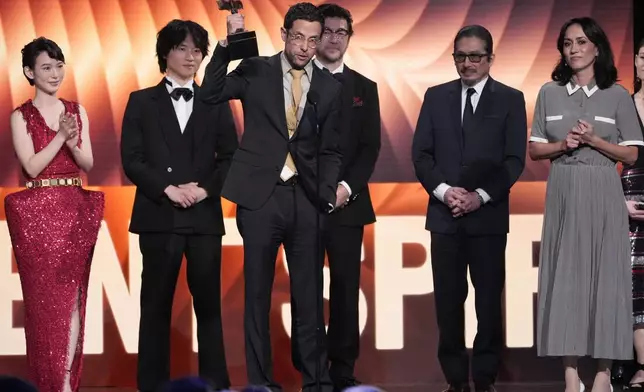 Moeka Hoshi, from left, Hiroto Kanai, Justin Marks, Tadanobu Asano and Rachel Kondo accept the award for best new scripted series for "Shogun" during the Film Independent Spirit Awards on Saturday, Feb. 22, 2025, in Santa Monica, Calif. (AP Photo/Chris Pizzello)