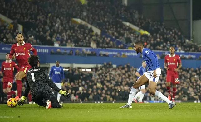 Everton's Beto, right, scores his side's opening goal during the English Premier League soccer match between Everton and Liverpool, Liverpool, England, Wednesday, Feb.12, 2025. (AP Photo/Dave Thompson)