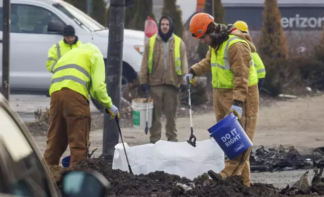 Workers picking up debris at the scene of medical jet crash Monday morning Feb. 3, 2025, in Philadelphia. (Alejandro A. Alvarez /The Philadelphia Inquirer via AP)