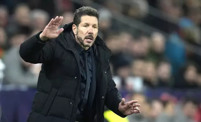 Atletico Madrid's head coach Diego Simeone gives directions to his players during the Champions League opening phase soccer match between FC Salzburg and Atletico Madrid at the Salzburg Arena in Salzburg, Austria, Wednesday, Jan. 29, 2025. (AP Photo/Matthias Schrader)
