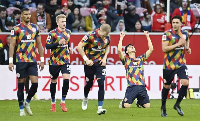 oalscorer Jae-Sung Lee, 2nd from right of Mainz celebrates a goal with teammates, during the German Bundesliga soccer match between 1. FSV Mainz 05 and FC St. Pauli in Mainz, Germany, Saturday, Feb. 22, 2025. (Uwe Anspach/dpa via AP)