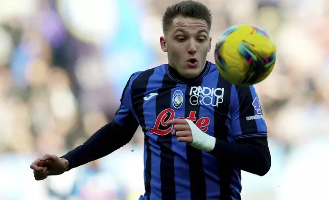 Atalanta's Mateo Retegui eyes the ball during the Italian Serie A soccer match between Atalanta and Cagliari at the Gewiss Stadium in Bergamo, Italy, Saturday, Feb. 15, 2025. (Spada/LaPresse via AP)