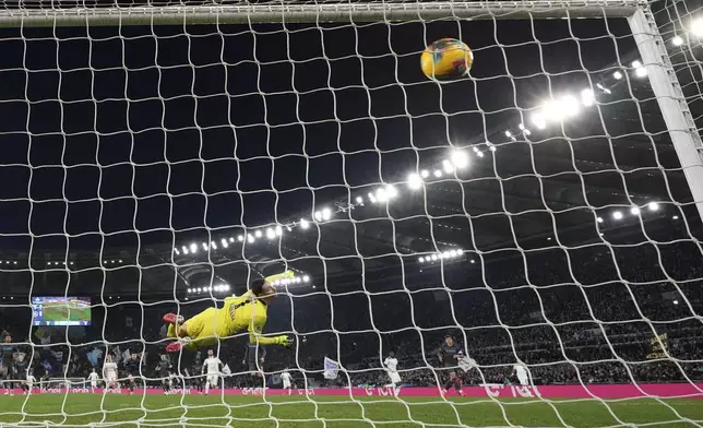Napoli's goalkeeper Alex Meret fails to save the goal from Lazio's Gustav Isaksen during a Serie A soccer match between Lazio and Napoli in Rome, Italy, Saturday, Feb. 15, 2025. (AP Photo/Andrew Medichini)