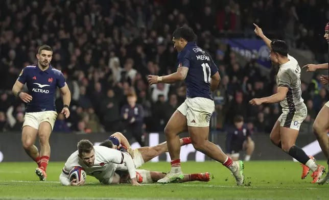 England's Elliot Daly scores a try during the Six Nations rugby union match between England and France at Twickenham in London, Saturday, Feb. 8, 2025. (AP Photo/Ian Walton)