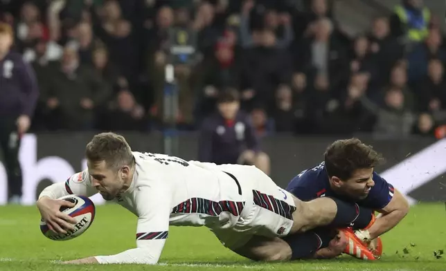 England's Elliot Daly scores a try during the Six Nations rugby union match between England and France at Twickenham in London, Saturday, Feb. 8, 2025. (AP Photo/Ian Walton)