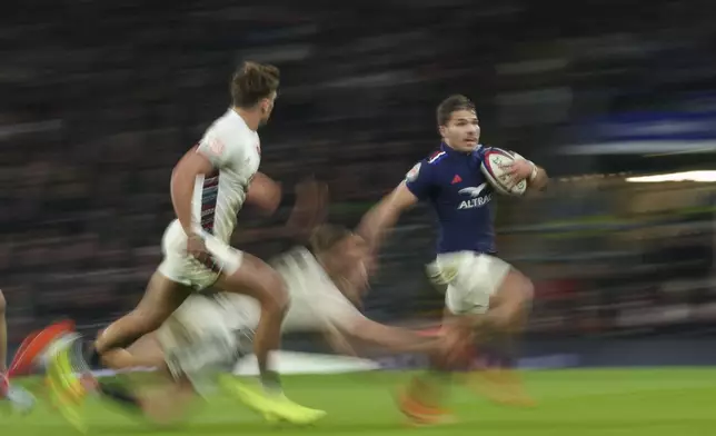 France's Antoine Dupont runs with the ball during the Six Nations rugby union match between England and France at Twickenham in London, Saturday, Feb. 8, 2025. (AP Photo/Ian Walton)