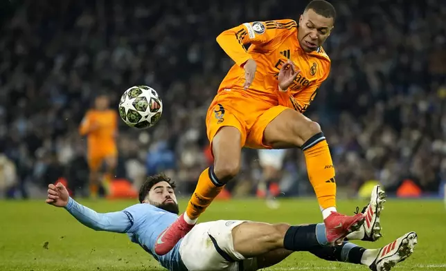 Manchester City's Josko Gvardiol, left, challenges Real Madrid's Kylian Mbappe during the Champions League playoff first leg soccer match between Manchester City and Real Madrid at the Etihad Stadium in Manchester, England, Tuesday, Feb. 11, 2025. (AP Photo/Dave Thompson)