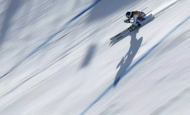 United States' Lindsey Vonn speeds down the course during a women's downhill training, at the Alpine Ski World Championships, in Saalbach-Hinterglemm, Austria, Friday, Feb. 7, 2025. (AP Photo/Gabriele Facciotti)