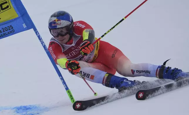 Switzerland's Marco Odermatt competes in a men's giant slalom, at the Alpine Ski World Championships, in Saalbach-Hinterglemm, Austria, Friday, Feb. 14, 2025. (AP Photo/Giovanni Auletta)