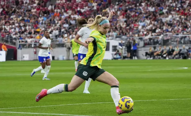 Australia defender Ellie Carpenter, foreground, dribbles during the first half of a group stage match against the United States in the SheBelieves Cup women's soccer tournament, Sunday, Feb. 23, 2025, in Glendale, Ariz. (AP Photo/Samantha Chow)