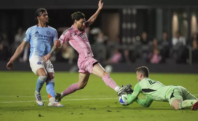 CORRECTS ID TO JUSTIN HAAK NOT ANDRES PEREA - New York City FC goalkeeper Matt Freese stops a scoring attempt by Inter Miami forward Lionel Messi, as New York City FC midfielder Justin Haak (80) looks on, during the second half of an MLS soccer match, Saturday, Feb. 22, 2025, in Fort Lauderdale, Fla. (AP Photo/Rebecca Blackwell)
