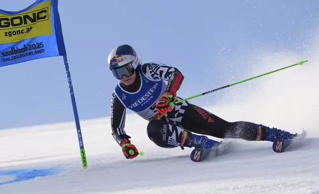 New Zealand's Alice Robinson competes in a women's giant slalom, at the Alpine Ski World Championships, in Saalbach-Hinterglemm, Austria, Thursday, Feb. 13, 2025. (AP Photo/Giovanni Auletta)