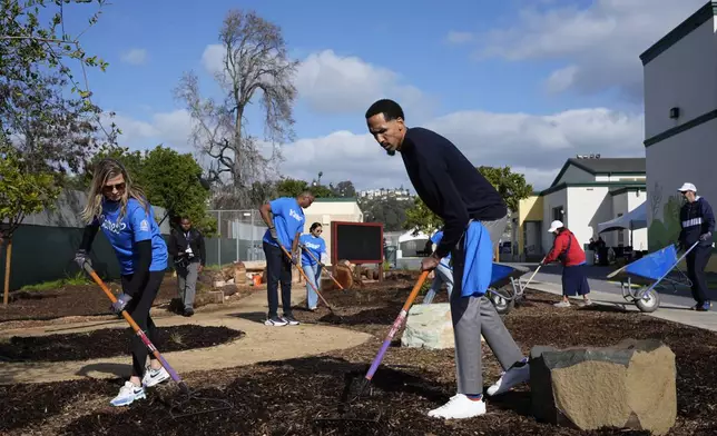 Former player Shaun Livingston helps with landscaping during a visit to East Oakland Pride Elementary School as part of the NBA basketball league's Day of Service, Friday, Feb. 14, 2025, Oakland, Calif. (AP Photo/Godofredo A. Vásquez)