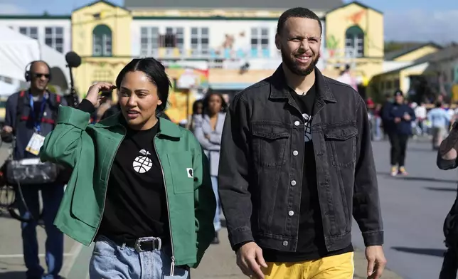 Stephen Curry and his wife Ayesha visit East Oakland Pride Elementary School as part of the NBA basketball league's Day of Service, Friday, Feb. 14, 2025, Oakland, Calif. (AP Photo/Godofredo A. Vásquez)