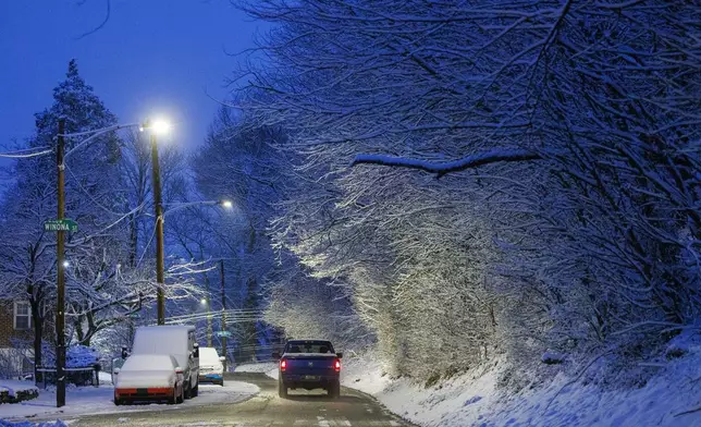 Snow falls along Gypsy Lane in the East Falls section of Philadelphia, Wednesday, Feb. 12, 2025. (Alejandro A. Alvarez/The Philadelphia Inquirer via AP)
