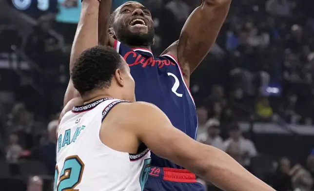 Los Angeles Clippers forward Kawhi Leonard, right, shoots as Memphis Grizzlies guard Desmond Bane defends during the first half of an NBA basketball game Wednesday, Feb. 12, 2025, in Inglewood, Calif. (AP Photo/Mark J. Terrill)