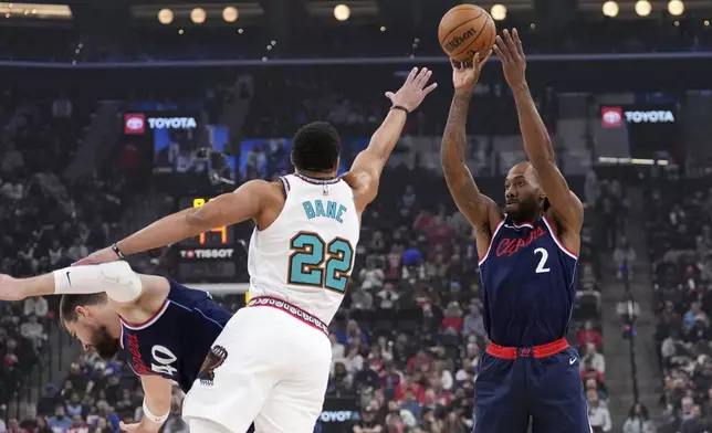 Los Angeles Clippers forward Kawhi Leonard, right, shoots as Memphis Grizzlies guard Desmond Bane, center, defends and center Ivica Zubac gets knocked away during the first half of an NBA basketball game Wednesday, Feb. 12, 2025, in Inglewood, Calif. (AP Photo/Mark J. Terrill)