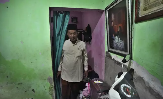 Samsul Anwar prepares for a torch parade ahead of the holy fasting month of Ramadan, in Tangerang, Indonesia, Thursday, Feb. 27, 2025. (AP Photo/Tatan Syuflana)