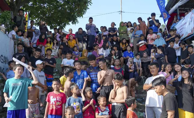 Muslims prepare to bathe in the Cisadane River, ahead the holy fasting month of Ramadan in Tangerang, Indonesia, Friday, Feb 28, 2025. (AP Photo/Tatan Syuflana)