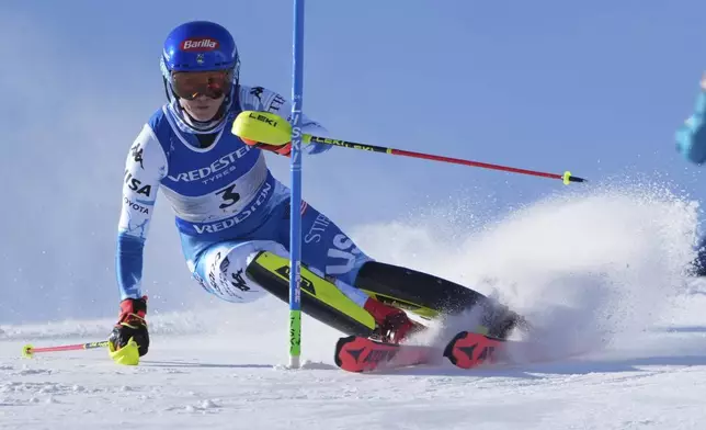 United States' Mikaela Shiffrin competes in a women's slalom, at the Alpine Ski World Championships, in Saalbach-Hinterglemm, Austria, Saturday, Feb. 15, 2025. (AP Photo/Giovanni Auletta)