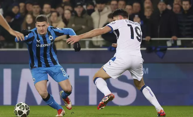 Brugge's Christos Tzolis, left, and Atalanta's Berat Djimsiti fight for the ball during the Champions League playoff first leg soccer match between Club Brugge and Atalanta at the Jan Breydel Stadium in Bruges, Belgium, Wednesday, Feb. 12, 2025. (AP Photo/Geert Vanden Wijngaert)