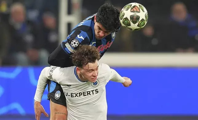 Atalanta's Raoul Bellanova, top, heads the ball over Brugge's Maxim De Cuyper during a Champions League, playoff second leg, soccer match between Atalanta and Club Brugge in Bergamo, Italy, Tuesday, Feb.18, 2025. (Spada/LaPresse via AP)