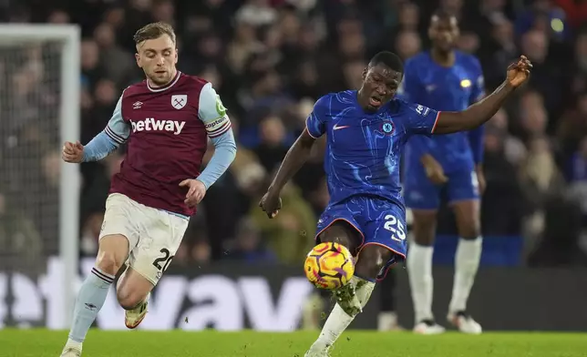 West Ham's Jarrod Bowen, left, and Chelsea's Moises Caicedo challenge for the ball during the English Premier League soccer match between Chelsea and West Ham United at Stamford Bridge stadium in London, Monday, Feb. 3, 2025. (AP Photo/Kirsty Wigglesworth)