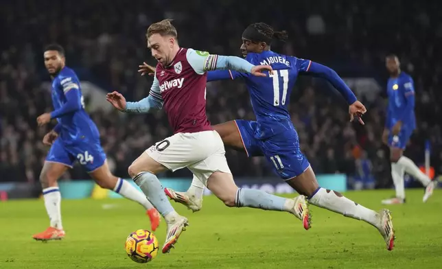 West Ham's Jarrod Bowen, foreground, and Chelsea's Noni Madueke challenge for the ball during the English Premier League soccer match between Chelsea and West Ham United at Stamford Bridge stadium in London, Monday, Feb. 3, 2025. (AP Photo/Kirsty Wigglesworth)