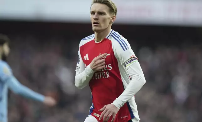 Arsenal's Martin Odegaard celebrates scoring his side's opening goal during the English Premier League soccer match between Arsenal and Manchester City at the Emirates stadium in London, Sunday, Feb. 2, 2025. (AP Photo/Alastair Grant)
