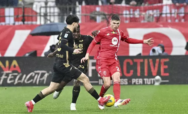 AC Monza's Tomás Palacios, right, during the Serie A soccer match between Monza and Hellas Verona, at the U-Power Stadium in Monza, Italy, Saturday, Feb. 1, 2025. (Studio Buzzi/LaPresse via AP)