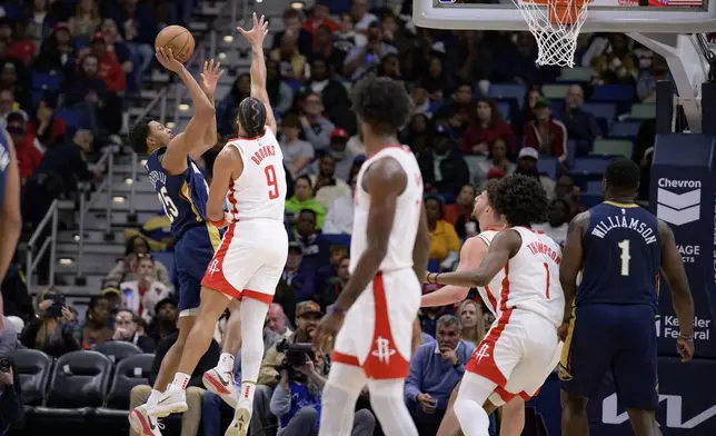 New Orleans Pelicans guard Trey Murphy III (25) shoots against Houston Rockets forward Dillon Brooks (9) during the first half of an NBA basketball game in New Orleans, Thursday, March 6, 2025. (AP Photo/Matthew Hinton)