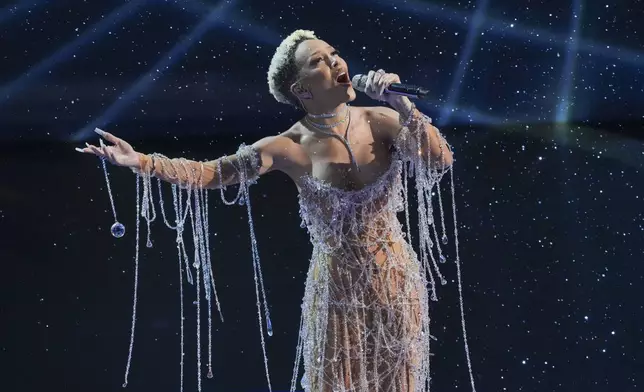 Doja Cat sings "Diamonds are forever" during the Oscars on Sunday, March 2, 2025, at the Dolby Theatre in Los Angeles. (AP Photo/Chris Pizzello)