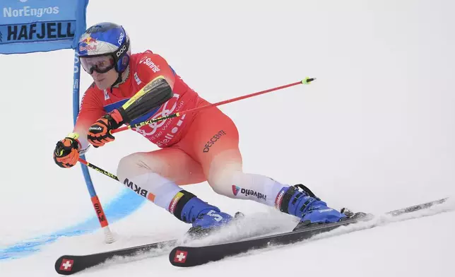 Switzerland's Marco Odermatt competes in an alpine ski, men's World Cup Giant Slalom, in Hafjell, Norway, Saturday, March 15, 2025. (AP Photo/Giovanni Zenoni)
