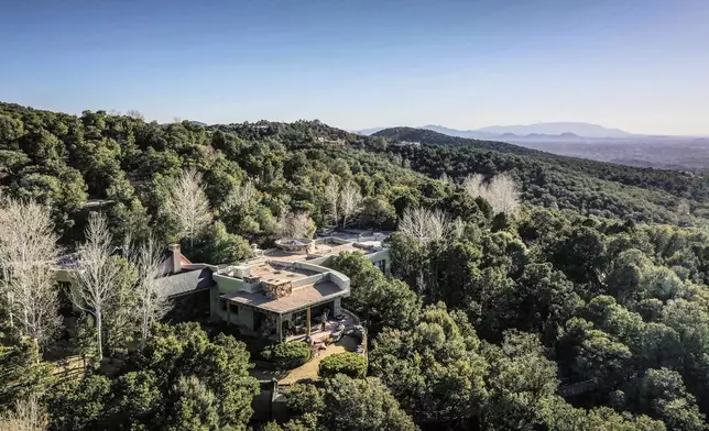 The house owned by actor Gene Hackman and his wife Betsy Arakawa stands Thursday, Feb. 27, 2025, in Santa Fe, N.M. (AP Photo/Roberto E. Rosales)