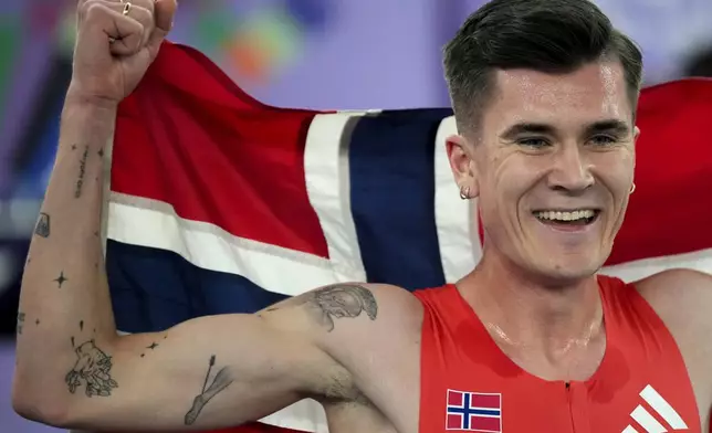 Jakob Ingebrigtsen, of Norway, celebrates after winning the gold medal in the men's 3000 meters final at the World Athletics Indoor Championships in Nanjing, China, Saturday, March 22, 2025. (AP Photo/Dar Yasin)