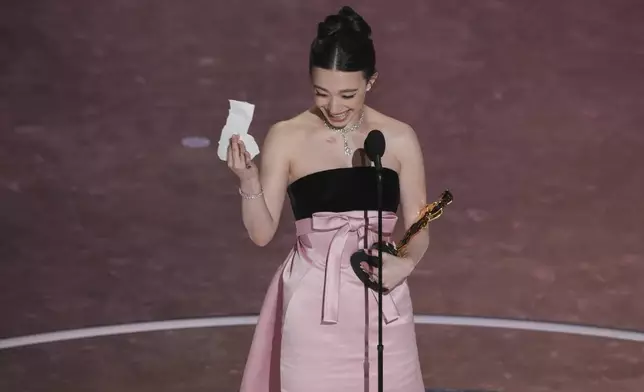 Mikey Madison accepts the award for best performance by an actress in a leading role for "Anora" during the Oscars on Sunday, March 2, 2025, at the Dolby Theatre in Los Angeles. (AP Photo/Chris Pizzello)