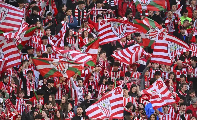 Athletic Bilbao fans cheer ahead of the Europa League round of 16 second leg soccer match between Athletic Bilbao and AS Roma at the San Mames stadium in Bilbao, Spain, Thursday, March 13, 2025. (AP Photo/Miguel Oses)